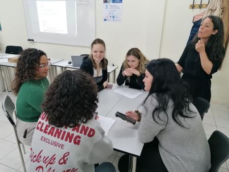 Projekt »Digital generations« V Atenah smo testirali vodnik za spodbujanje digitalnih kompetenc starejših (3)